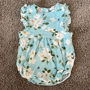 NWOT Angel Dear bubble romper. Blue with white flowers and bumble bees.